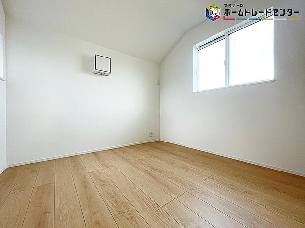 【リビング以外の居室】お陽さまの光をさわやかな風をたっぷりとりこめます。室内はいつも明るい印象なので気持ちの良い朝を迎えられます。毎日の生活も明るくなりそうです。