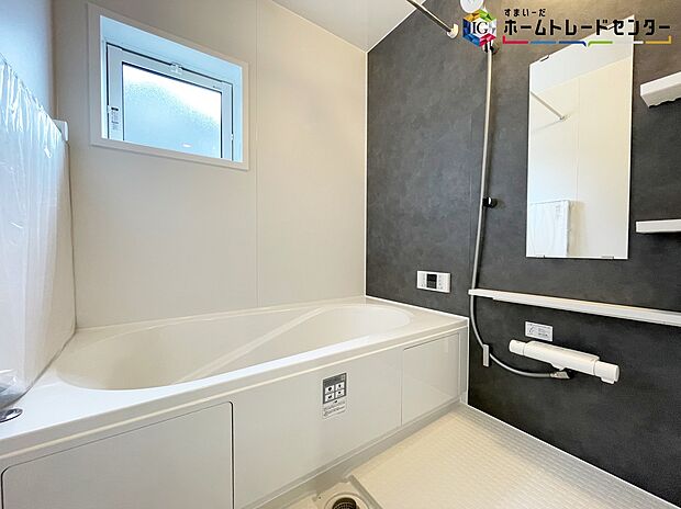 【浴室】≪Bathroom≫
窓付きのバスルームは、採光もあり明るく気持ちの良い空間です。窓があることで、換気環境も良好。掃除もスムーズに出来ます。
