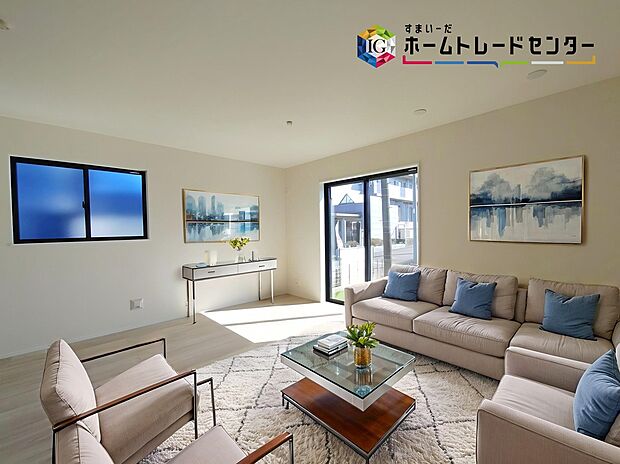 【リビング】≪Living room≫
大きな窓のあるリビングは、陽光あふれる明るい空間です。居心地良く、ご家族皆がゆったり寛げる憩いの空間となりそうです。※家具はCGでございます
