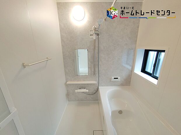 【浴室】≪Bathroom≫
窓付きのバスルームは、採光もあり明るく気持ちの良い空間です。窓があることで、換気環境も良好。掃除もスムーズに出来ます。