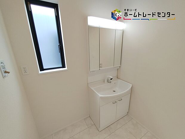 【洗面台】≪Powder room≫
白を基調とした爽やかなサニタリースペース。清潔感のある快適空間です。毎日の身支度も気持ち良くお使い頂けます。