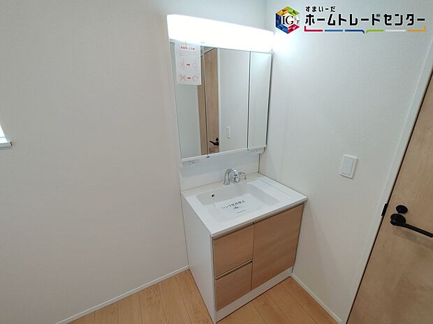 【洗面所】≪Powder room≫
サニタリースペースには窓が備えられております。毎朝の身支度も、陽の光差し込む明るい空間で、快適にお使い頂けそうです。