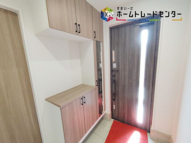 【玄関】姿見付きの下駄箱で、お家を出る前に今日のコーディネートの最終チェックをすることができます♪