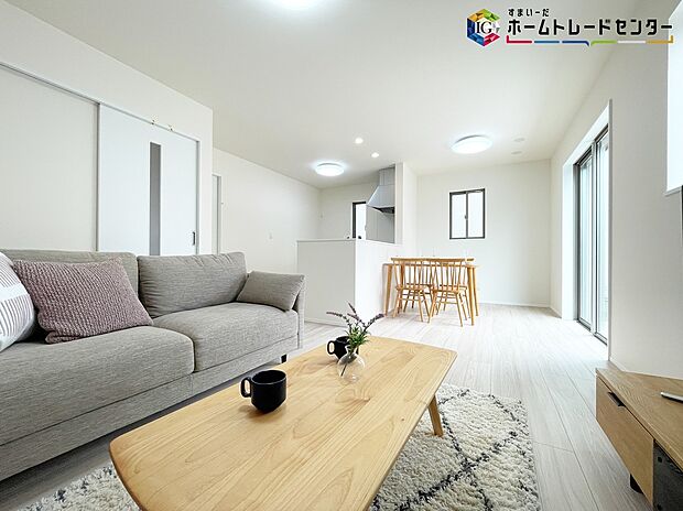 【LDK】≪Living room≫
ママの目線でデザインされた住まいは、水回りの導線や豊富な収納など魅力がたくさん。住み心地の良さをぜひご体感下さい!
※家具はCGでございます。