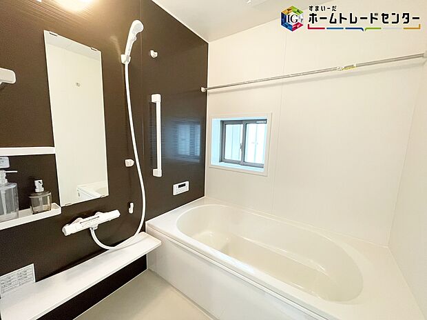 【浴室】≪Bathroom≫
窓付きのバスルーム。陽射し差し込む明るい環境は、日中の入浴も気持ち良くお使い頂けそうです。