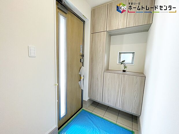 【玄関】≪entrance≫
ご家族が増えると靴の数も増えますね。扉を閉めてしまえば玄関もすっきりとした印象に。年末年始の来客が増える時期にも嬉しい玄関収納です。