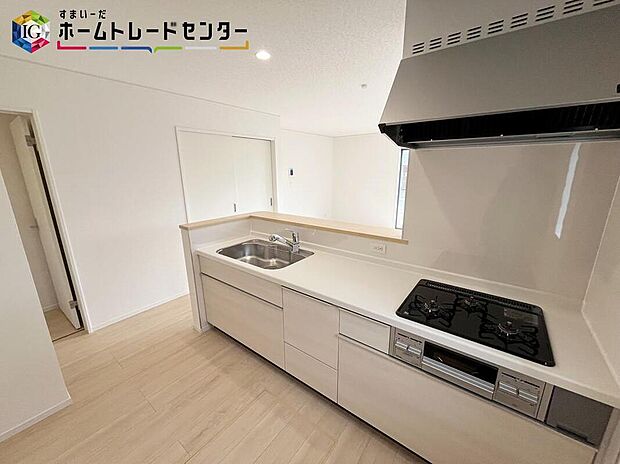 【キッチン】対面式キッチンですので、お食事の準備をしながらご家族との会話を楽しめます☆水回りも集中しているので、家事の動きがらくちんです♪