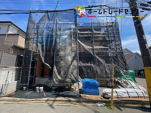 【現地外観写真】◆目の届きやすい場所に駐車場があるので安心感があります。また、荷物をたくさん持った状態でも車を降りてすぐ建物内に入ることができ、子どもを持つファミリー世帯にもおすすめです。