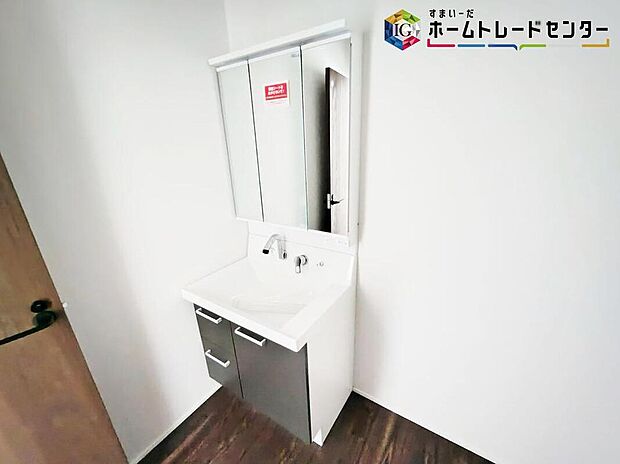 【洗面台・洗面所】散らかりがちな洗面所も三面鏡うしろの収納でスッキリ!