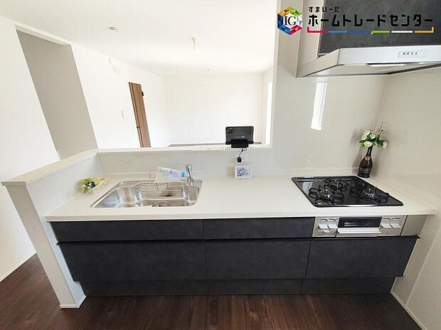 【キッチン】明るく開放感のあるリビング。対面式キッチンは、いつでもご家族を感じられる空間作りの重要ポイントになりそうです。