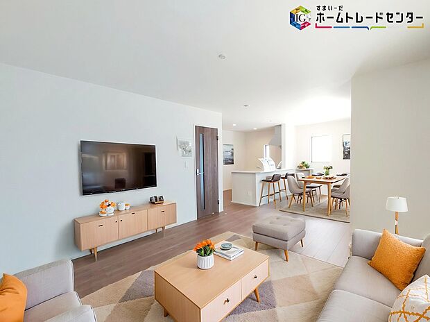 【LDK】≪Living room≫
ママの目線でデザインされた住まいは、水回りの導線や豊富な収納など魅力がたくさん。住み心地の良さをぜひご体感下さい！
※家具はCGでございます。
