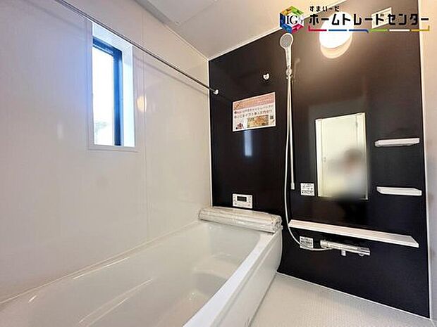 【浴室】ひろびろ１坪サイズのバスルーム半身浴もできるひろびろな浴槽です。

