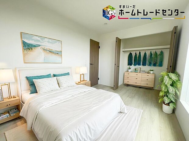【寝室】≪Room≫
お陽さまの光をさわやかな風をたっぷりとりこめます。室内はいつも明るい印象なので気持ちの良い朝を迎えられます。毎日の生活も明るくなりそうです。
※家具はCGでございます。
