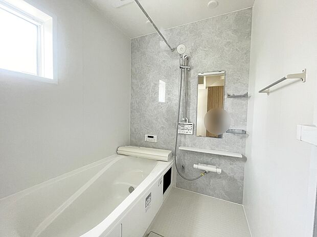 【浴室】≪Bathroom≫
窓付きのバスルームは、採光もあり明るく気持ちの良い空間です。窓があることで、換気環境も良好。掃除もスムーズに出来ます。
