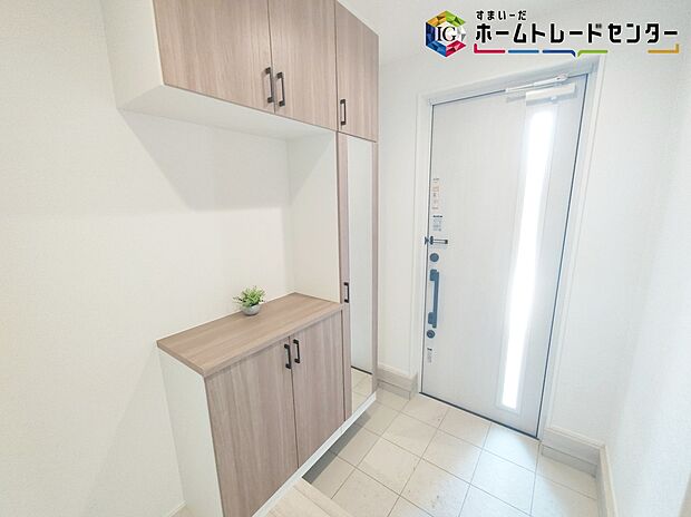 【玄関】姿見付きの下駄箱で、お家を出る前に今日のコーディネートの最終チェックをすることができます♪