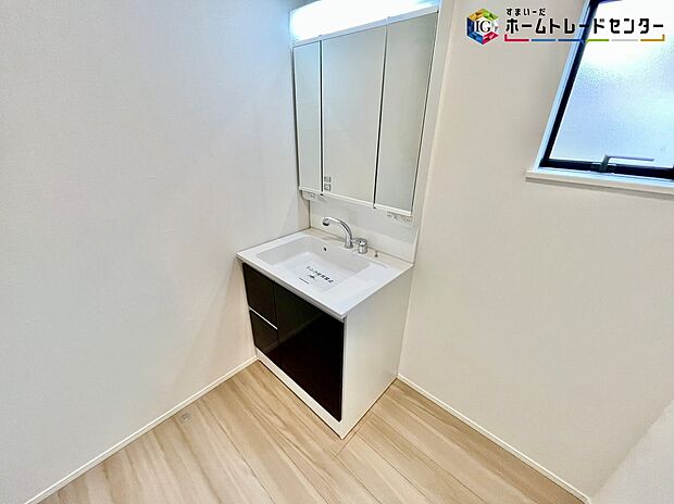 【洗面所】≪Powder room≫
サニタリースペースには窓が備えられております。毎朝の身支度も、陽の光差し込む明るい空間で、快適にお使い頂けそうです。