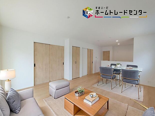 【リビング】≪Living room≫
広々とした開放感あふれるリビングです。ゆったり寛げる充分な広さがございますので、ご家族でインテリアのレイアウトを考えるのも楽しみになりそうです。
※家具はCGでございます。