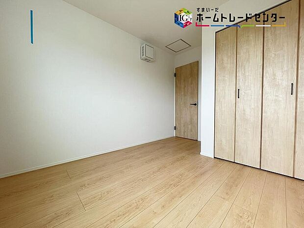 【リビング以外の居室】穏やかな光が差し込む室内には、穏やかな時間が流れます。休日には、落ち着いた空間で自分の趣味を楽しむのはいかがですか。