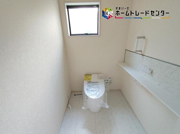 【トイレ】清潔感のあるスタイリッシュなシャワートイレ。トイレは家族が毎日使うプライベートな空間です。清潔であることはもちろん、使いやすく居心地のいいトイレにすることで快適に過ごすことができますね♪