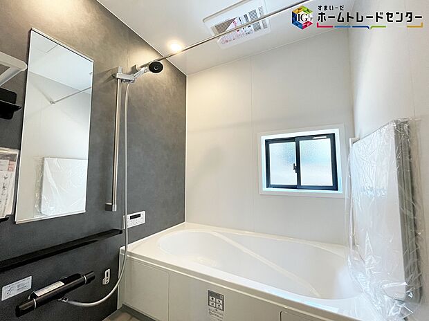 【浴室】≪Bathroom≫
窓付きのバスルームは、採光もあり明るく気持ちの良い空間です。窓があることで、換気環境も良好。掃除もスムーズに出来ます。
