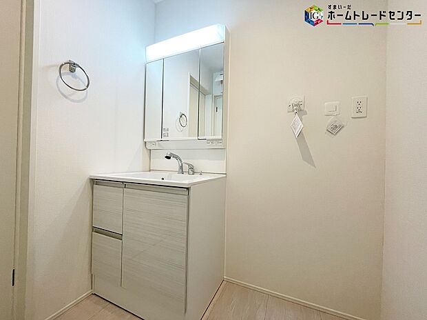 【洗面台】≪Powder room≫
白を基調とした爽やかなサニタリースペース。清潔感のある快適空間です。毎日の身支度も気持ち良くお使い頂けます。
