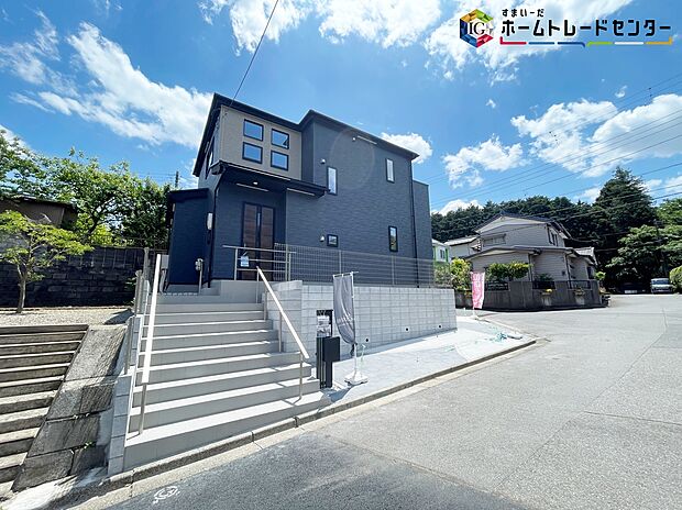 【前面道路含む現地写真】◆平日・お仕事帰りなど、いつでもご案内させていただきます！デザイン・目に見える設備面も大切ですが、耐震構造で地震に強い家の為、次代へ繋ぐ強固な住宅です。


