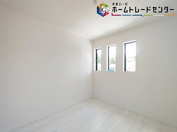 【リビング以外の居室】2階の各居室にはそれぞれ収納を完備!お洋服もかけられるハンガーパイプ付きです。