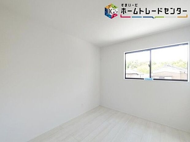 【リビング以外の居室】お陽さまの光をさわやかな風をたっぷりとりこめます。室内はいつも明るい印象なので気持ちの良い朝を迎えられます。毎日の生活も明るくなりそうです。