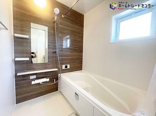 【浴室】≪Bathroom≫
窓付きのバスルーム。陽射し差し込む明るい環境は、日中の入浴も気持ち良くお使い頂けそうです。
