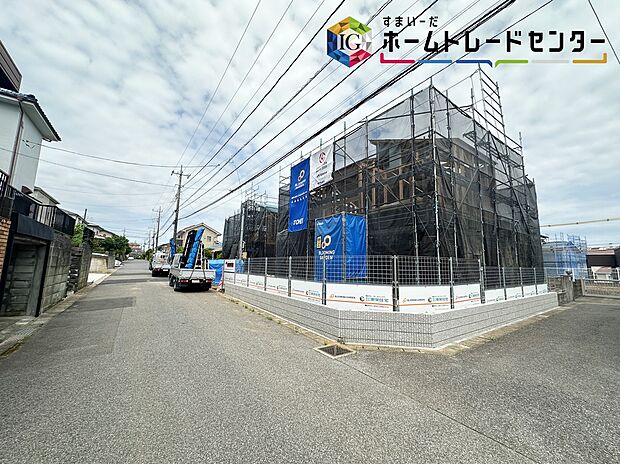 【前面道路含む現地写真】一戸建ての大きなメリットは、「自分の土地」を自由に使えること。好きなペットが飼えるほか、ガーデニングやDIY、車やバイクの手入れなど様々な趣味を楽しめます♪