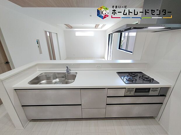 【キッチン】≪Kitchen≫
明るく開放感のあるリビング。対面式キッチンは、いつでもご家族を感じられる空間作りの重要ポイントになりそうです。
