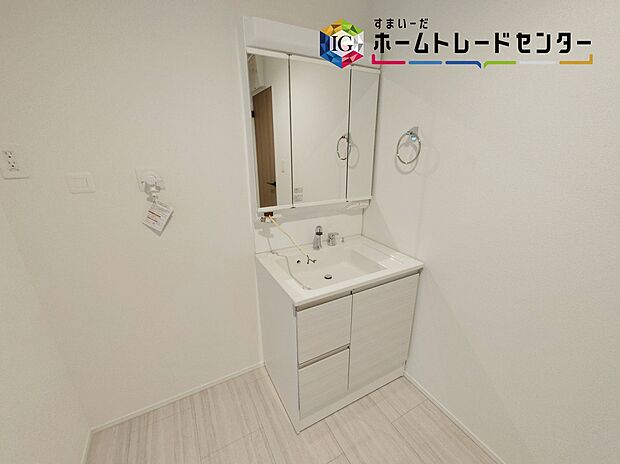 【洗面台】≪Powder room≫
白を基調とした爽やかなサニタリースペース。清潔感のある快適空間です。毎日の身支度も気持ち良くお使い頂けます。
