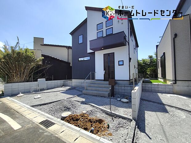 【外観写真】カースペース２台分♪前面道路約６ｍで駐車も楽々♪