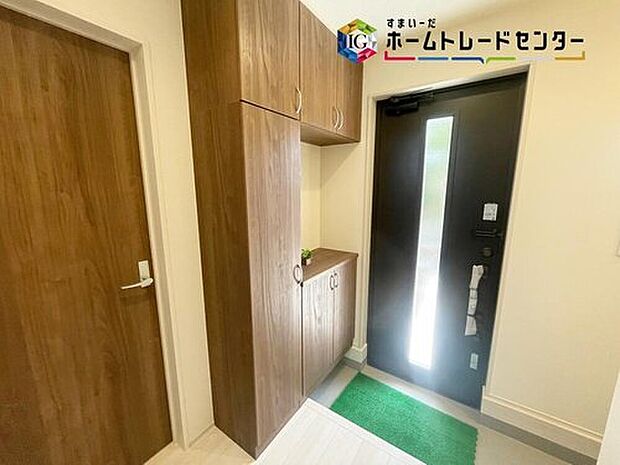 【玄関】開放感のある玄関ホール。温もり感じるフローリング仕様ですので、ご家族やお客様を温かく迎えてくれます。
