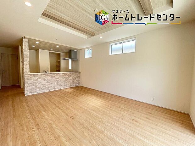 【リビング】広々とした開放感あふれるリビングです。ゆったり寛げる充分な広さがございますので、ご家族でインテリアのレイアウトを考えるのも楽しみになりそうです。