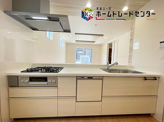 【キッチン】リビングで遊んでいるお子様を見守りながら、時にはお喋りをしながら料理や後片付けができる人気の高いスタイルです♪