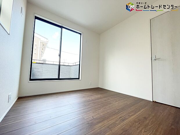 【リビング以外の居室】明るめのフローリングですので、壁紙ともマッチし、お部屋を更に広く見せてくれる効果も。