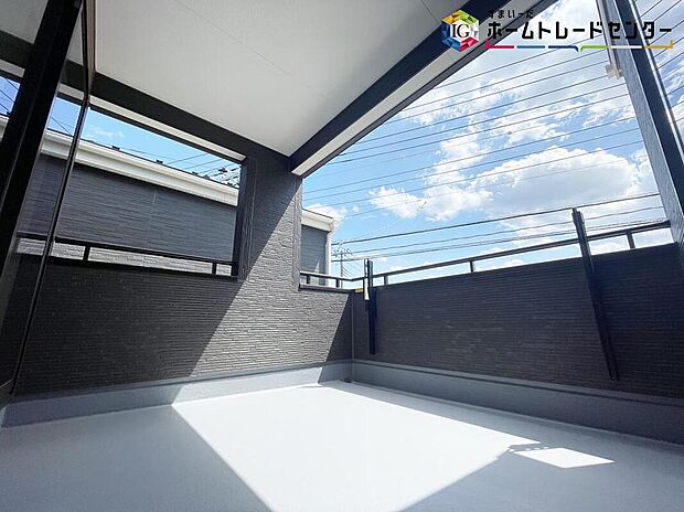 【バルコニー】晴れた日にはたっぷりのお洗濯ものを干すことができるバルコニー。