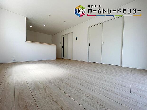 【リビング】ホームパーティに招きたくなる自慢の広々LDK．伸びやかな子育てや、にぎやかなふれあいの日々を存分に楽しんでください。