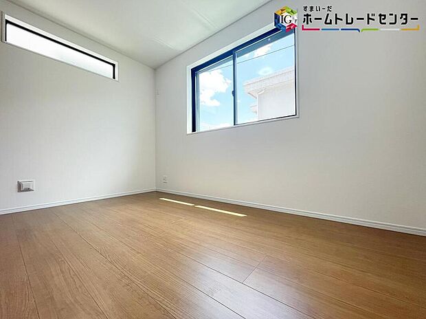 【リビング以外の居室】穏やかな光が差し込む室内には、穏やかな時間が流れます。休日には、落ち着いた空間で自分の趣味を楽しむのはいかがですか。