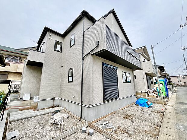 【現地外観写真】一戸建ての大きなメリットは、「自分の土地」を自由に使えること。好きなペットが飼えるほか、ガーデニングやＤＩＹ、車やバイクの手入れなど様々な趣味を楽しめます♪
