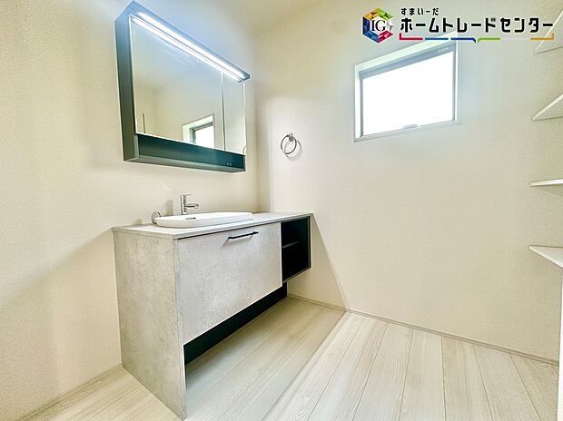 【洗面台】≪Powder room≫
サニタリースペースには窓が備えられております。毎朝の身支度も、陽の光差し込む明るい空間で、快適にお使い頂けそうです。