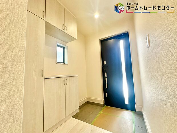 【玄関】≪entrance≫
ご家族が増えると靴の数も増えますね。扉を閉めてしまえば玄関もすっきりとした印象に。年末年始の来客が増える時期にも嬉しい玄関収納です。