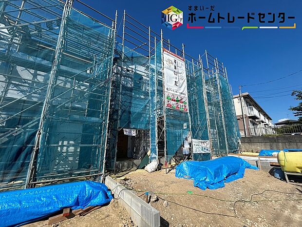 【前面道路含む現地写真】◆平日・お仕事帰りなど、いつでもご案内させていただきます!デザイン・目に見える設備面も大切ですが、耐震構造で地震に強い家の為、次代へ繋ぐ強固な住宅です。