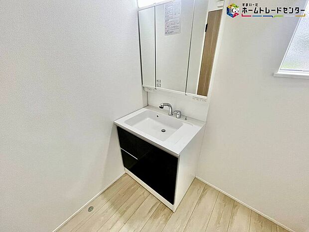 【洗面所】≪Powder room≫
サニタリースペースには窓が備えられております。毎朝の身支度も、陽の光差し込む明るい空間で、快適にお使い頂けそうです。