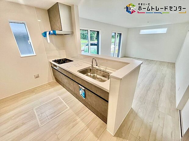 【キッチン】≪Kitchen≫
リビングで遊んでいるお子様を見守りながら、時にはお喋りをしながら料理や後片付けができる人気の高いスタイルです♪	
