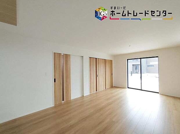 【≪Living room≫】ホームパーティに招きたくなる自慢の広々LDK．伸びやかな子育てや、にぎやかなふれあいの日々を存分に楽しんでください。