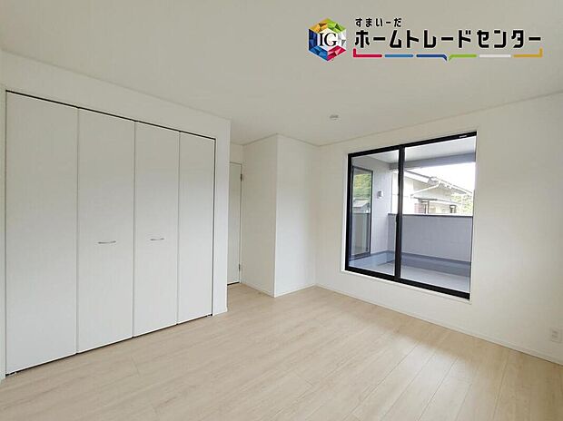【リビング以外の居室】充分な広さの収納を備え、採光良好な洋室は、快適空間。プライベートの時間もゆったりお寛ぎ頂けそうです。