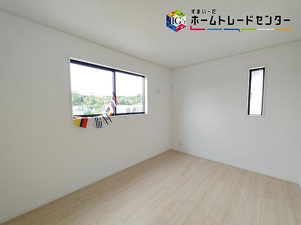 【リビング以外の居室】穏やかな光が差し込む室内には、穏やかな時間が流れます。休日には、落ち着いた空間で自分の趣味を楽しむのはいかがですか。