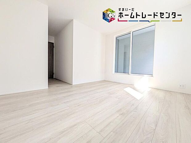 【リビング以外の居室】明るめのフローリングですので、壁紙ともマッチし、お部屋を更に広く見せてくれる効果も。